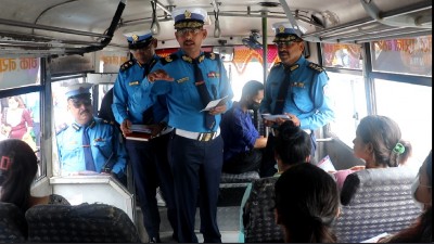 काठमाडौं उपत्यकामा ट्राफिक प्रहरीको यात्रुसँग दुई मिनेट कार्यक्रम सञ्चालन